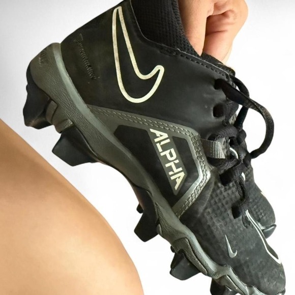 Nike - Alpha Menace Shark 4 Football Cleats - Boys Size 12C Black White Fastflex - Picture 3 of 4